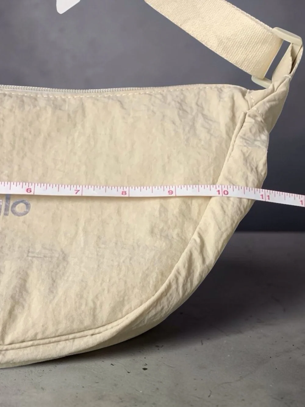🤩ALO Yoga Cream Crossbody Sling